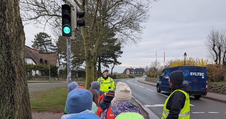 Besuch von der Polizei :Verkehrserziehung in der 1. Klasse