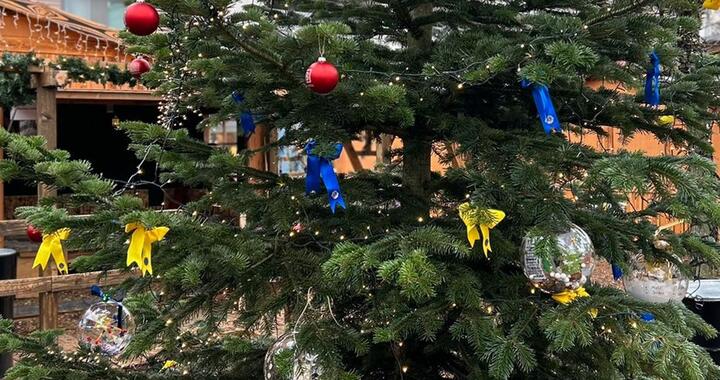 Weihnachtskugeln der BLS auf dem Weihnachtsmarkt